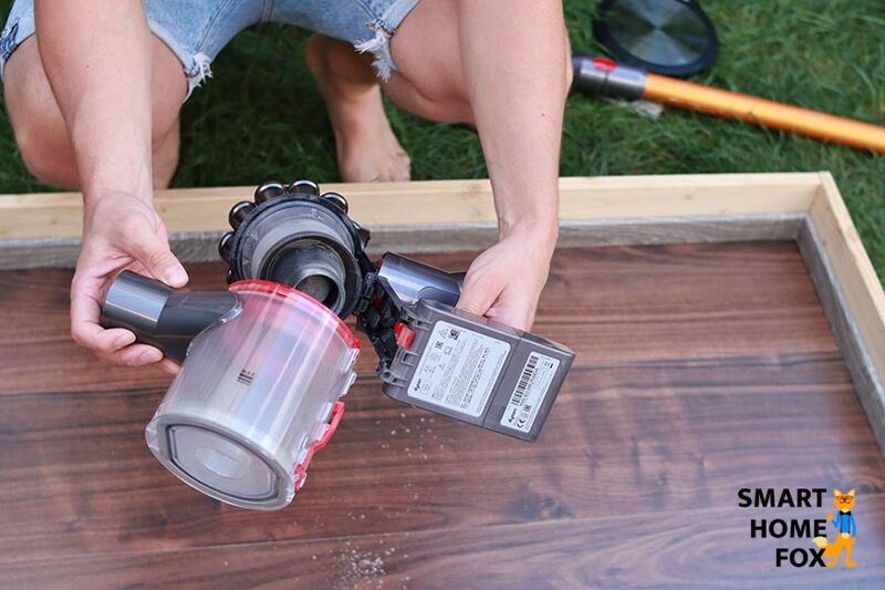 Очистка мусорного контейнера Dyson V8 Absolute